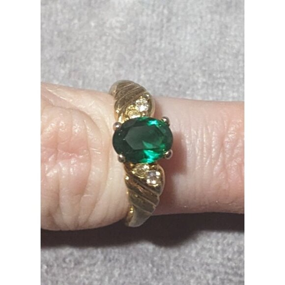 Elegant Mid Century Jewelry Concepts Gold Tone Ring With Green And Clear Stones - Picture 5 of 16